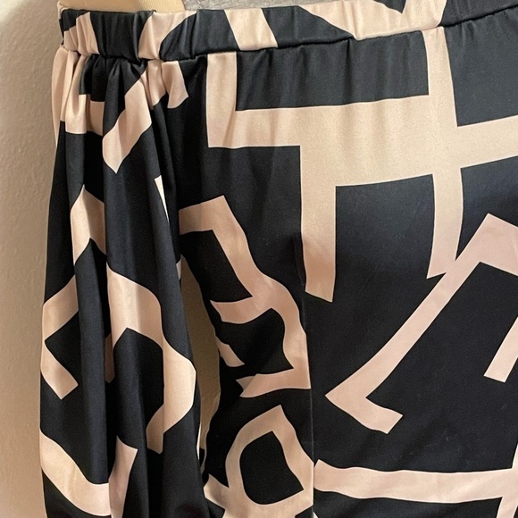 ChicMe Off the Shoulder Geometric Design Top Size Small - Picture 2 of 4